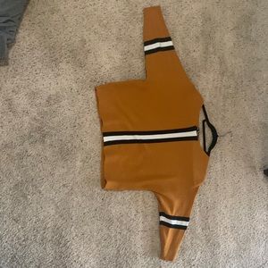 Thick cropped sweater with black and white stripes on the arms and the stomach